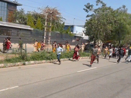 गुरुग्राम में हड़ताली कर्मचारियों पर लाठीचार्ज:एक का सिर फूटा, 20 घायल, प्रदर्शनकारियों ने पुलिस की बाइक फूंकी; काम पर न लौटने पर खदेड़ा था