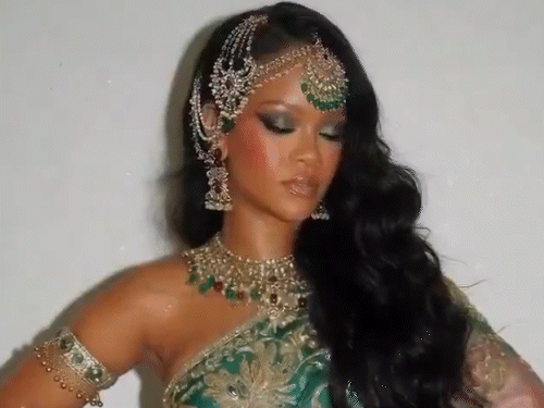 भारतीय साड़ी में नजर आईं रिहाना:मुंबई ट्रिप के बाद ग्रीन-पिंक साड़ी और हैवी ज्वेलरी में दिए पोज