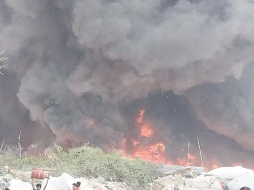 गाजियाबाद में 200 झोपड़ियों में भीषण आग, सिलेंडर फट रहे:10 किमी दूर से दिख रहा धुआं, 8 गाड़ियां बुझाने में लगीं