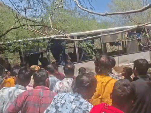 31 सवारियों से भरी बस खाई में गिरी,बच्चे की मौत:अजमेर से पुष्कर जा रही थी, 150 फीट नीचे गिरी; 5 की हालत गंभीर