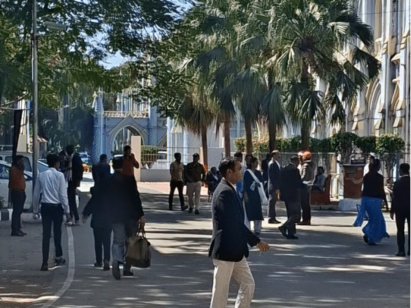 लिंगभेद के आरोप पर मेल नर्सिंग छात्रों की याचिका:100% महिला आरक्षण को चुनौती, 800 पदों पर हो रही है मेडिकल कालेज में नर्स भर्ती