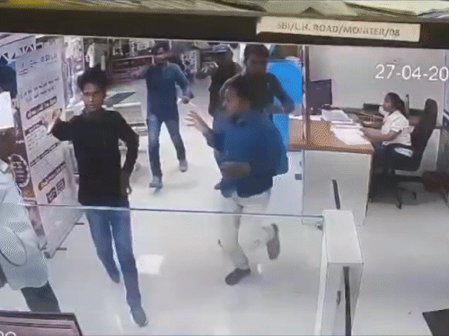 Surat Bank Robbery | Rs 50 Lakh Looted, Sports Bike Escape