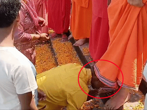 UP के मुस्लिम परिवार ने उत्तराखंड में अपनाया हिंदू धर्म:गंगा में डुबकी लगाई-जनेऊ पहना, घाट किनारे खड़े संत के पैर चूमे