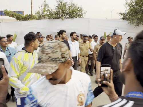 रणबीर कपूर ने नहीं खिंचाई आदित्य रॉय के साथ फोटो:कहा- आदित्य ज्यादा हैंडसम है; मुंबई में दोनों साथ नजर आए