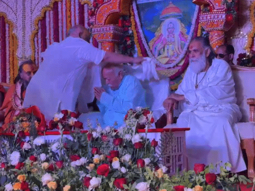 वृंदावन में मोहन भागवत ने संत के पैर छुए:संत मलूक दास के जयंती उत्सव में शामिल हुए, रामदेव ने समाधि के दर्शन किए