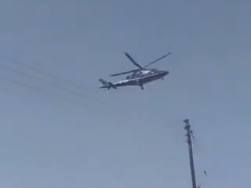 महाराष्ट्र के मंत्री का हेलिकॉप्टर कार पार्किंग में उतरा:पायलट ने गलती से हेलिपैड से 1km दूर लैंडिग की; भुजबल पुणे में पहुंचे थे