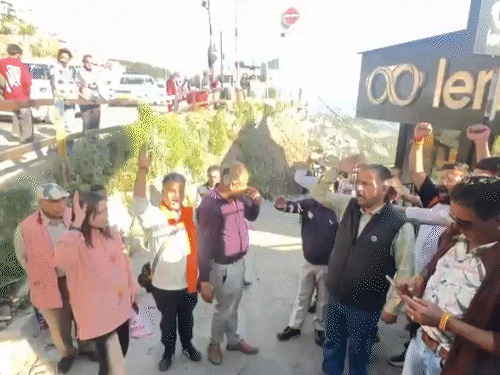 शिमला में लेंसकार्ट विवाद में हिंदू संघर्ष समिति का प्रदर्शन:स्टोर के भीतर हनुमान चालीसा का पाठ पढ़ा; कर्मचारियों को राखी बांध लगाया तिलक