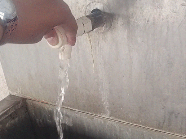 जबलपुर की मदन महल स्टेशन पर पेयजल संकट:आधे नल बंद, चालू नलों से भी आ रहा गर्म पानी; यात्री परेशान