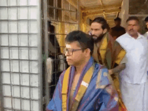 तिरुपति पहुंचे RCB के खिलाड़ी:रजत पाटीदार और जितेश शर्मा ने टेका मत्था; कल चेन्नई से होगा बड़ा मुकाबला