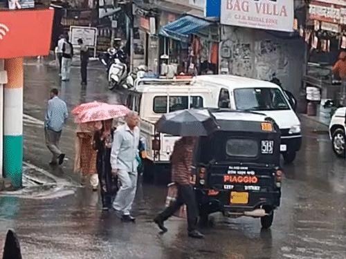 शिमला-मंडी और कांगड़ा में बारिश:तापमान में गिरावट; सोलन का पारा 12॰C गिरा, 4 जिलों में आज भारी ओलावृष्टि की चेतावनी