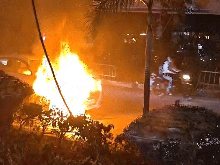 इंदौर में चलती कार में लगी आग:बॉम्बे हॉस्पिटल के पास हादसा, CNG कार में शॉर्ट सर्किट की आशंका, परिवार बाल-बाल बचा