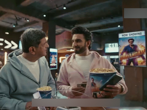 रणवीर सिंह ने क्या ध्रुव राठी को किया रोस्ट:धुरंधर की आलोचना पर पोस्टर के जरिए दिया जवाब; ससुर के साथ पहली बार एड में दिखे