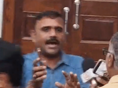 वाराणसी में आतंकियों को फंडिंग में डॉक्टर के घर रेड:बेटे से पूछताछ में जुटी ATS, लैपटॉप-मोबाइल में मिला पाकिस्तान से कनेक्शन