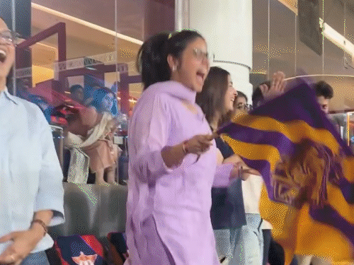 रिंकू के 4 छक्कों पर झूमीं मंगेतर प्रिया सरोज:बोलीं- वंस मोर, लखनऊ में अखिलेश की बेटियों के साथ देखा मैच