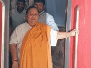 उमा भारती के लिए चेन पुलिंग कर पंजाब मेल रोकी: झांसी में 5 मिनट खड़ी रही; रेलवे बोला- ट्रेन समय पर थी, पूर्व CM ने कहा- पहले छूटी - Jhansi News