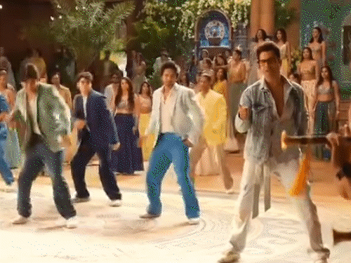 सलमान के सामने डांस करने से घबराए वरुण:फिल्म 'है जवानी तो इश्क होना है; के सेट पर पहुंचे सलमान; वरुण ने शेयर किया वीडियो