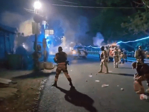 मणिपुर में प्रदर्शनकारियों-सुरक्षा बलों में झड़प, आंसू गैस छोड़ी:मशाल रैली रोकने पर टकराव हुआ; सगोलबंद हिंसा में 21 गिरफ्तार