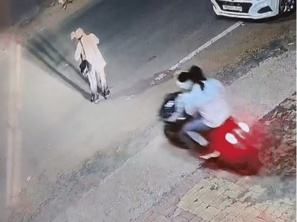 ग्वालियर में 17 मिनट में दो बारातों में लूट, VIDEO:बाइक सवारों ने दूल्हे के चाचा से छीना बैग, 3km दूर दूल्हे के पिता से झपटा थैला