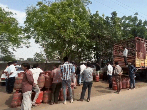 भोपाल में 1 महीने पहले बुकिंग, नहीं मिला गैस सिलेंडर:एजेंसी पर फूटा गुस्सा; खाद्य विभाग की टीम पहुंचा, तब मिलें सिलेंडर