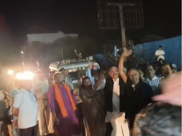 भोपाल के अवधपुरी में शराब दुकान का विरोध:रहवासी सड़क पर उतरे; बोले-ठेके की वजह से अपराध बढ़े