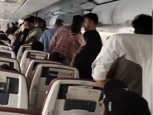 दिल्ली-इंदौर एअर इंडिया फ्लाइट में तकनीकी खराबी, उड़ान कैंसिल:रनवे से लौटा विमान, भीषण गर्मी में घंटों बिना AC के बैठे यात्री; एयरपोर्ट पर नारेबाजी