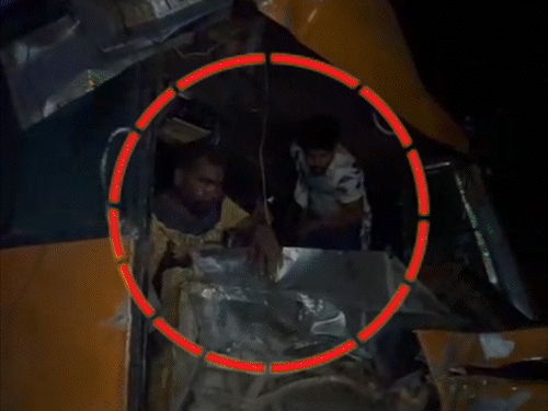 100 की स्पीड में बस ने पिकअप को उड़ाया,13 मौतें:कटिहार में सड़क पर बिखरीं लाशें; बाइक सवार को रौंदकर भाग रहा था बस ड्राइवर