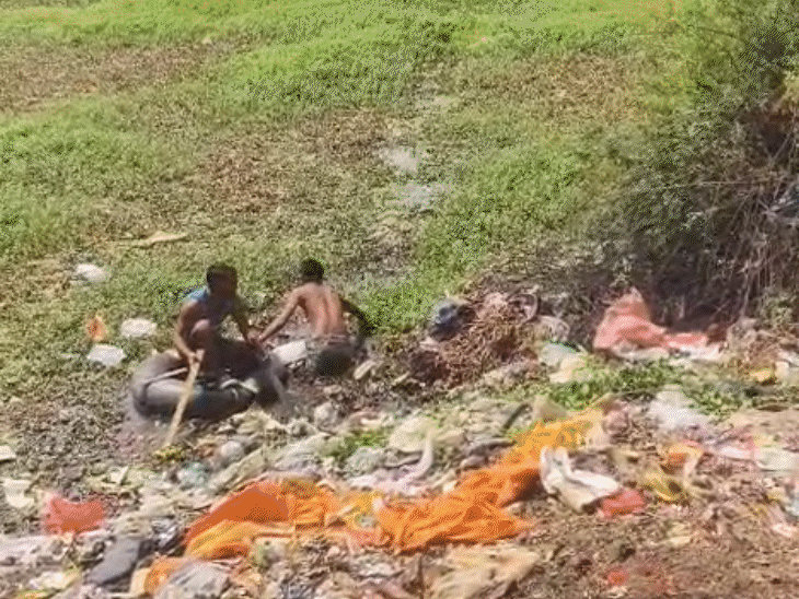 5 घंटे तालाब में छिपा रहा 400 चोरियों का मास्टरमाइंड:कमल की डंठल से लेता रहा सांस, AC कोच से महिला का पर्स खींचकर भागा था