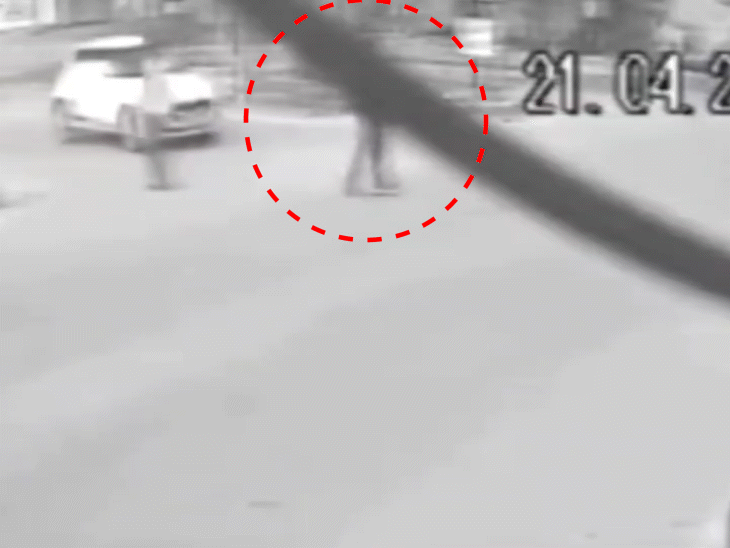 कार की टक्कर से उछलकर सड़क पर जा गिरा छात्र:ग्वालियर में तेज रफ्तार कार ने मारी टक्कर, छात्र को मामूली चोट