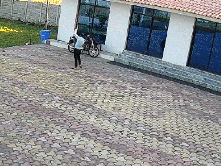 खजुराहो में युवक के जिंदा जलने का VIDEO:हेरिटेज रिसोर्ट से बंदर भगा रहा था, हाईटेंशन लाइन से टकराया पाइप