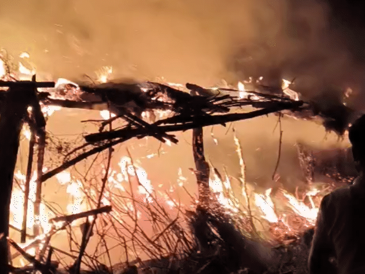 मुलताई में घर में आग लगी, 3 बाइक जली:25 से 30 क्विंटल गेहूं और सोयाबीन भी राख, 5 लाख का नुकसान