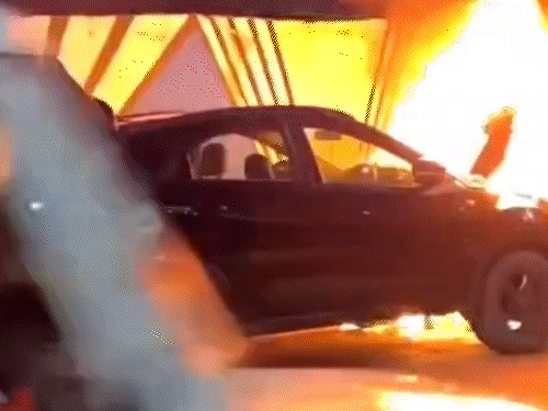 चलती कार में लगी आग, परिवार ने बमुश्किल बचाई जान:ग्वालियर में शादी समारोह में शामिल होने जा रहा था परिवार, गाड़ी जलकर खाक