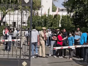 दिल्ली विधानसभा का बैरियर तोड़कर घुसी कार:VIP गेट से एंट्री की, ड्राइवर ने गुलदस्ता रखा और फरार हुआ