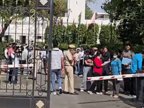 दिल्ली विधानसभा का बैरियर तोड़कर घुसी कार:VIP गेट से एंट्री की, ड्राइवर ने गुलदस्ता रखा और फरार हुआ