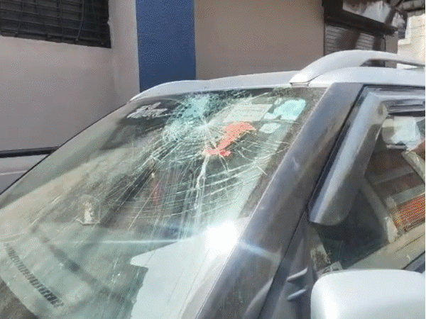 उज्जैन में घर-गाड़ियों पर पत्थरबाजी:रहवासी बोले- लाठी-डंडे, चाकू-तलवार लेकर आए थे बदमाश; पुलिस आरोपियों की तलाश में जुटी