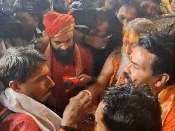 लेंसकार्ट शोरूम घेराव, तिलक-कलावा पर बवाल:भोपाल में हिंदू संगठनों ने कर्मचारियों को तिलक लगाया, बोले- सनातन का अपमान नहीं सहेगा हिंदुस्तान