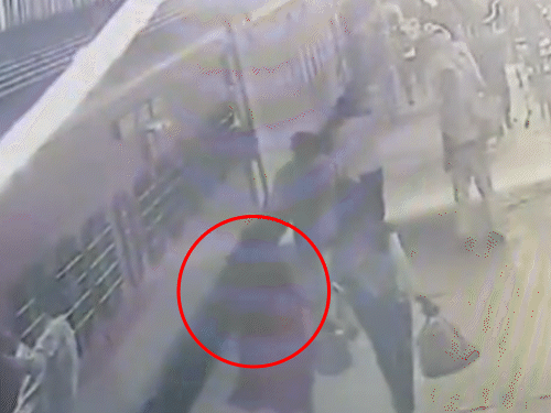 ग्वालियर स्टेशन पर ट्रेन में चढ़ते वक्त गिरी महिला:RPF जवान ने बचाया, घटना का सीसीटीवी वीडियो आया सामने