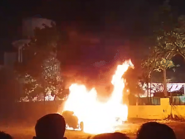 इंदौर में आग से मर्सिडीज कार जलकर खाक:दो बाइक भी जलीं, दमकल की गाड़ियां पहुंची और आग को फैलने से रोका