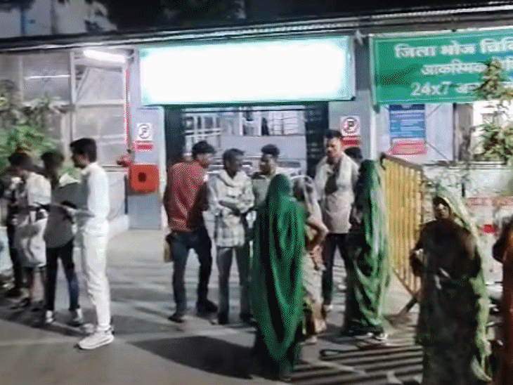 MP के धार में पिकअप वाहन पलटा, 12 की मौत:टायर फटने के बाद स्कॉर्पियो से टकराया; मृतकों में दो बच्चे, 10 घायल इंदौर रेफर