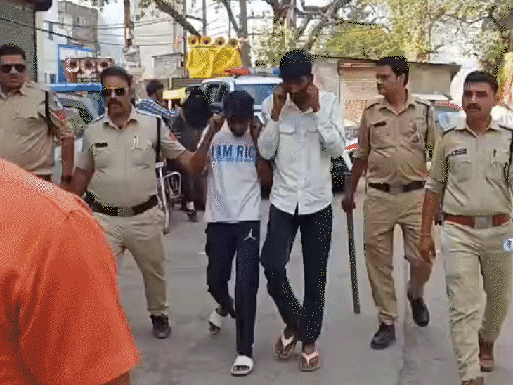 बदमाशों ने सरेआम मारपीट करते हुए चाकू चलाए-VIDEO:पुलिस ने सिखाया सबक, दोनों को कान पकड़कर उसी क्षेत्र में घुमाया