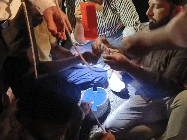 मां के सामने 70 फीट गहरे बोरवेल में गिरा बच्चा:उज्जैन के बड़नगर में रेस्क्यू जारी; परिवार के साथ राजस्थान से आया था