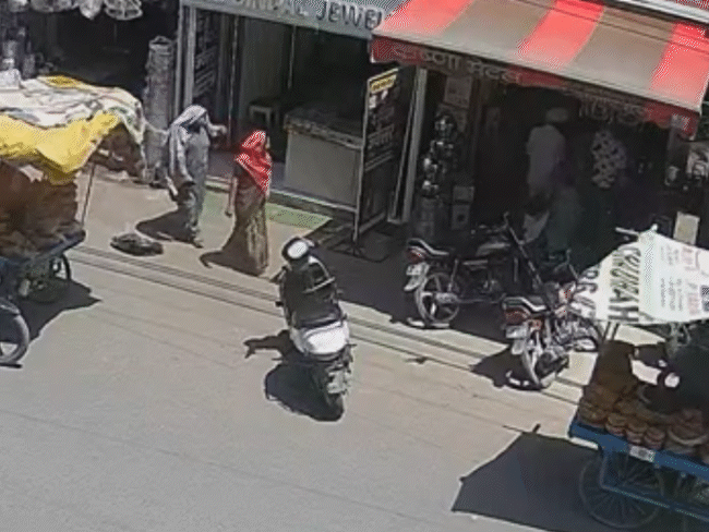 Gwalior Jewellery Pouch Theft | Two Women Caught on CCTV