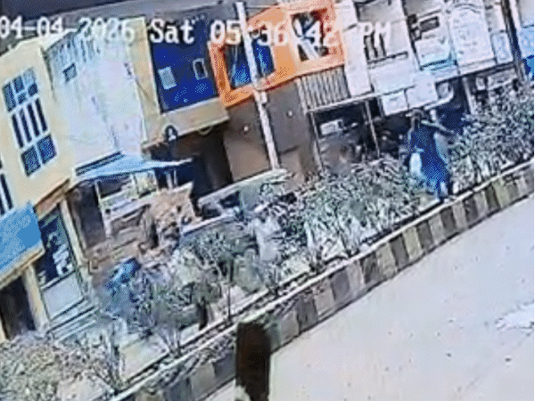 MP के कोतमा में 4 मंजिला लॉज गिरी, 1 मौत:3 लोग गंभीर, कई लोग मलबे में दबे, रातभर चलेगा रेस्क्यू; बिल्डिंग गिरने का VIDEO