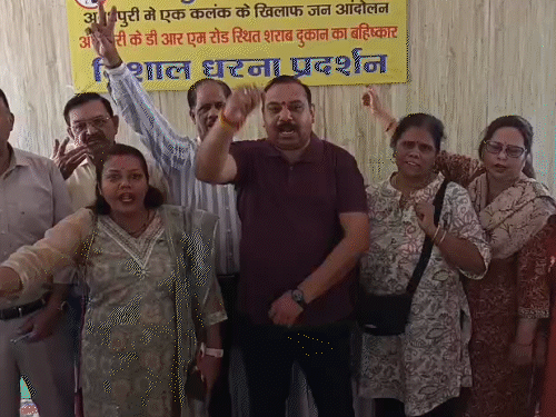 भोपाल के ऋषिपुरम में शराब दुकान का विरोध:26 दिन से धरना दे रहे; कहा- 5 दिन में दुकान नहीं हटी तो उग्र प्रदर्शन करेंगे