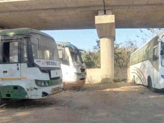 ग्वालियर स्मार्ट सिटी बस सेवा फेल:11 करोड़ खर्च के बाद भी सड़कों से बसें गायब, सुनसान इलाकों में खड़ी कबाड़ बनीं