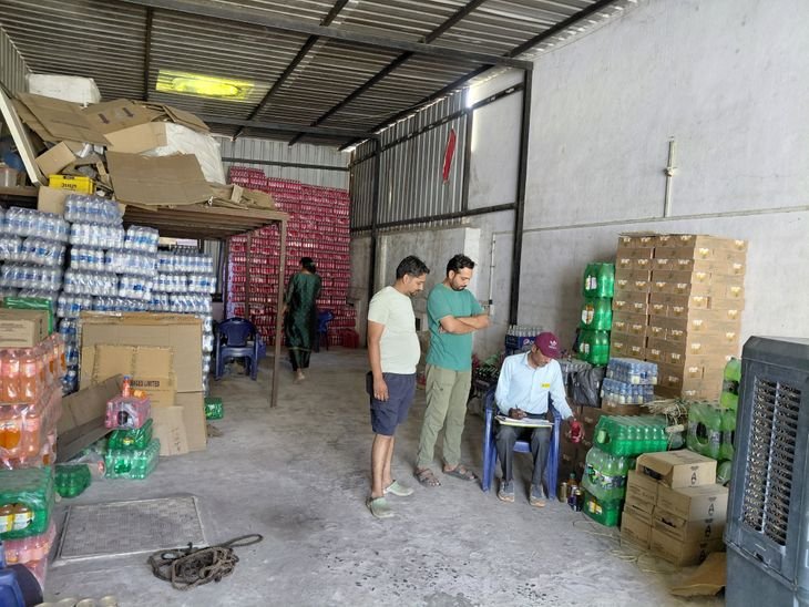 एक्सपायरी कोल्ड ड्रिंक्स पर राजस्व-खाद्य विभाग की संयुक्त कार्रवाई:सामाजिक कार्यकर्ता की अपील के बाद प्रशासन ने की जांच