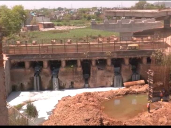 Gwalior Dirty Water Homes | Sewer Line Burst Amid Elevated Road Work