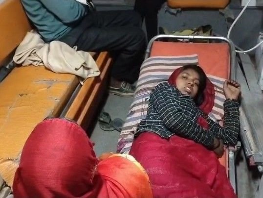 प्रसव पीड़ा से तड़पती महिला, स्वास्थ्य केंद्र पर ताला लगा:पन्ना में बारिश के बीच परिजन को 27 किमी दूर सलेहा अस्पताल ले जाना पड़ा