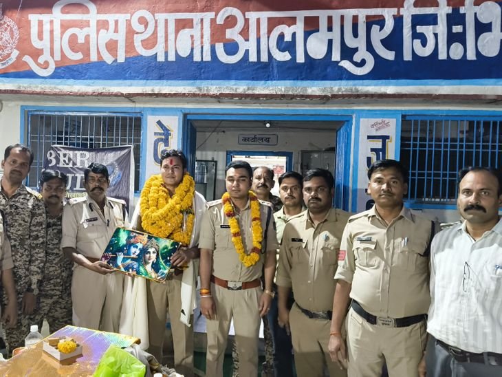 आलमपुर थाना प्रभारी रवि उपाध्याय को दी विदाई:बोले- आलमपुर जैसी शांत जगह पर लोगों ने बहुत प्यार और अपनापन दिया