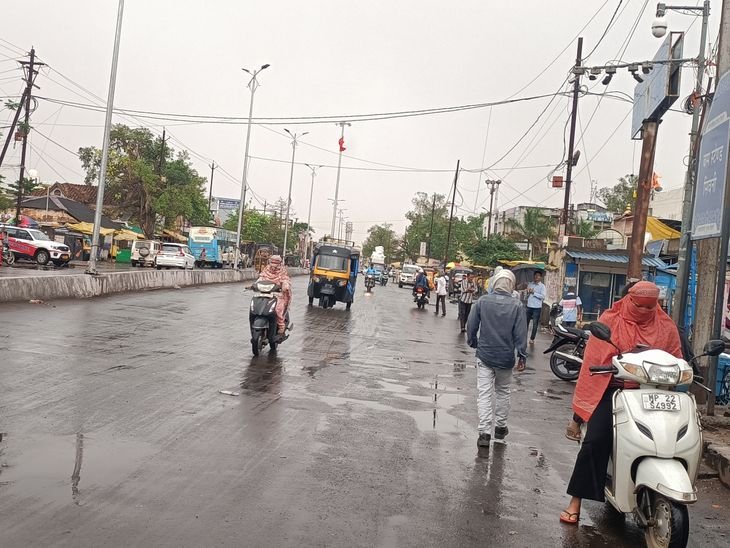 तेज हवाओं के साथ बारिश, आकाशीय बिजली से 2 मौतें:सिवनी में आंधी से पेड़-पोल गिरे; ओलावृष्टि से फसलों को नुकसान