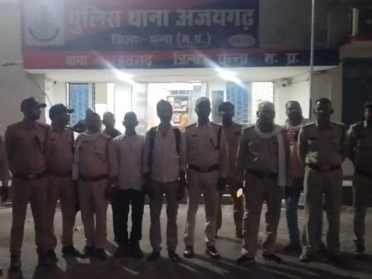 पन्ना में वनकर्मियों से ट्रैक्टर की चाबी छीनी:अवैध पत्थर से भरे ट्रैक्टर को छुड़ाया; कांग्रेस नेता पर आरोपियों को भगाने का आरोप